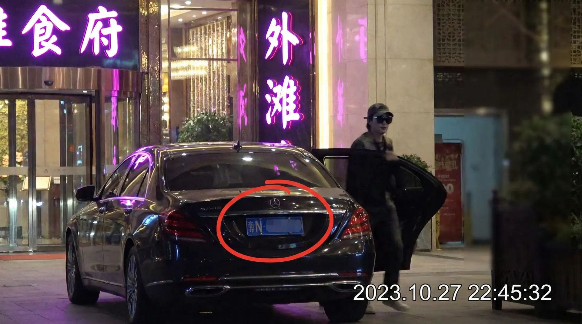 乐玩LWapp - 豪车餐厅外被拍